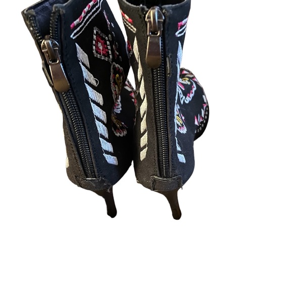 Unique Embroidered stiletto booties - Picture 4 of 7